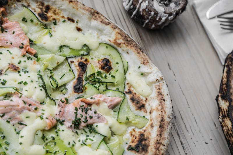 Salmone pizza lazaccal és kaporral